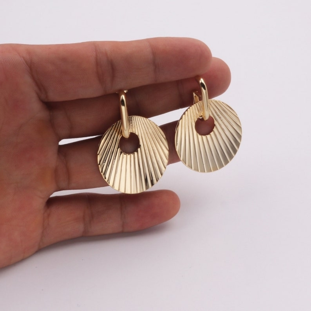 Elegant Gold Hoop Earrings